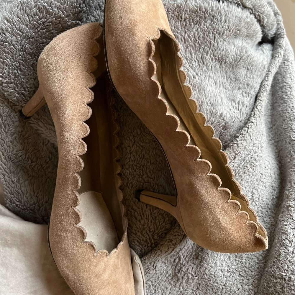 Vaneli suede tan scalloped heels